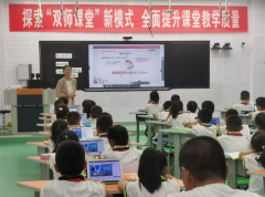 <b>图为张掖市高台县解放街小学师生正正在利用国</b>